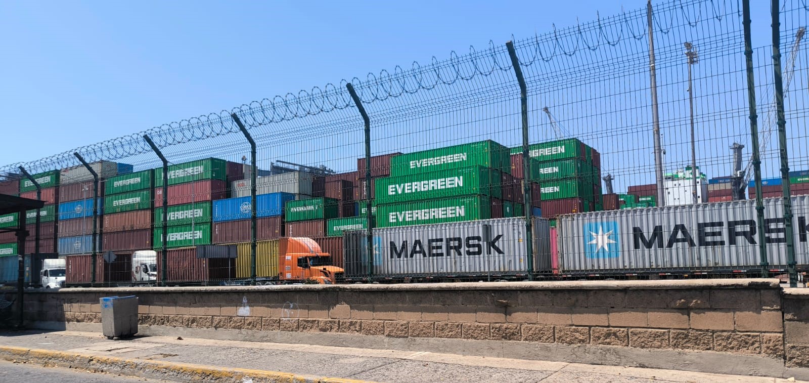 Puerto con contenedores de carga